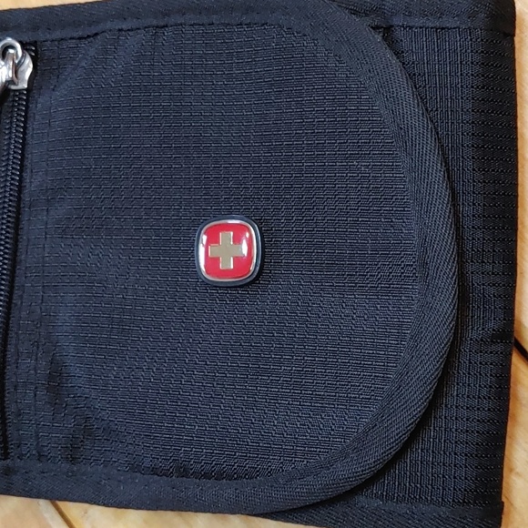 SwissGear Versatile Compact Nylon Travel Bag - Picture 3 of 14